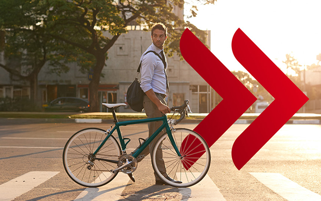 Młody biznesmen trzymający nowy rower który kupił za pieniądze z lokaty.