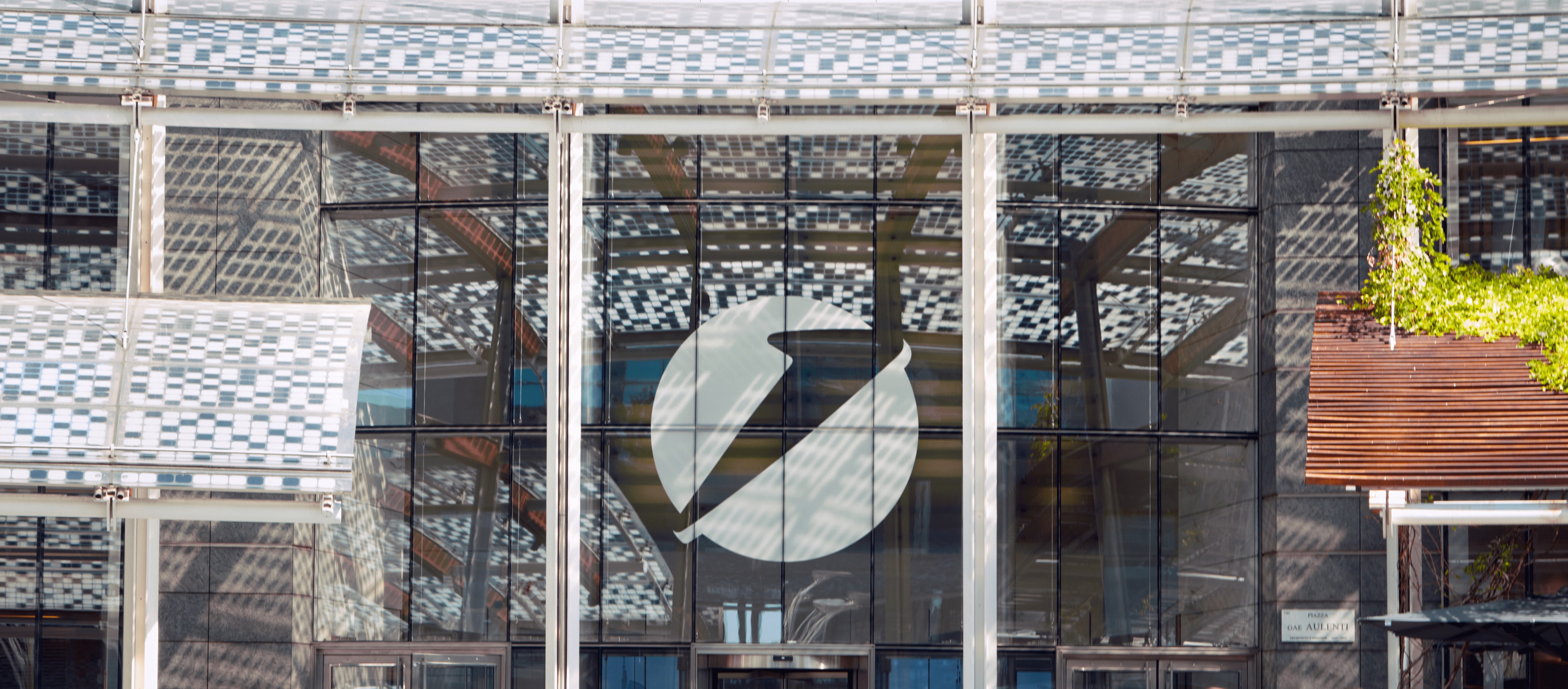 telefony z aplikacją UniCredit z ekranami inwestowania