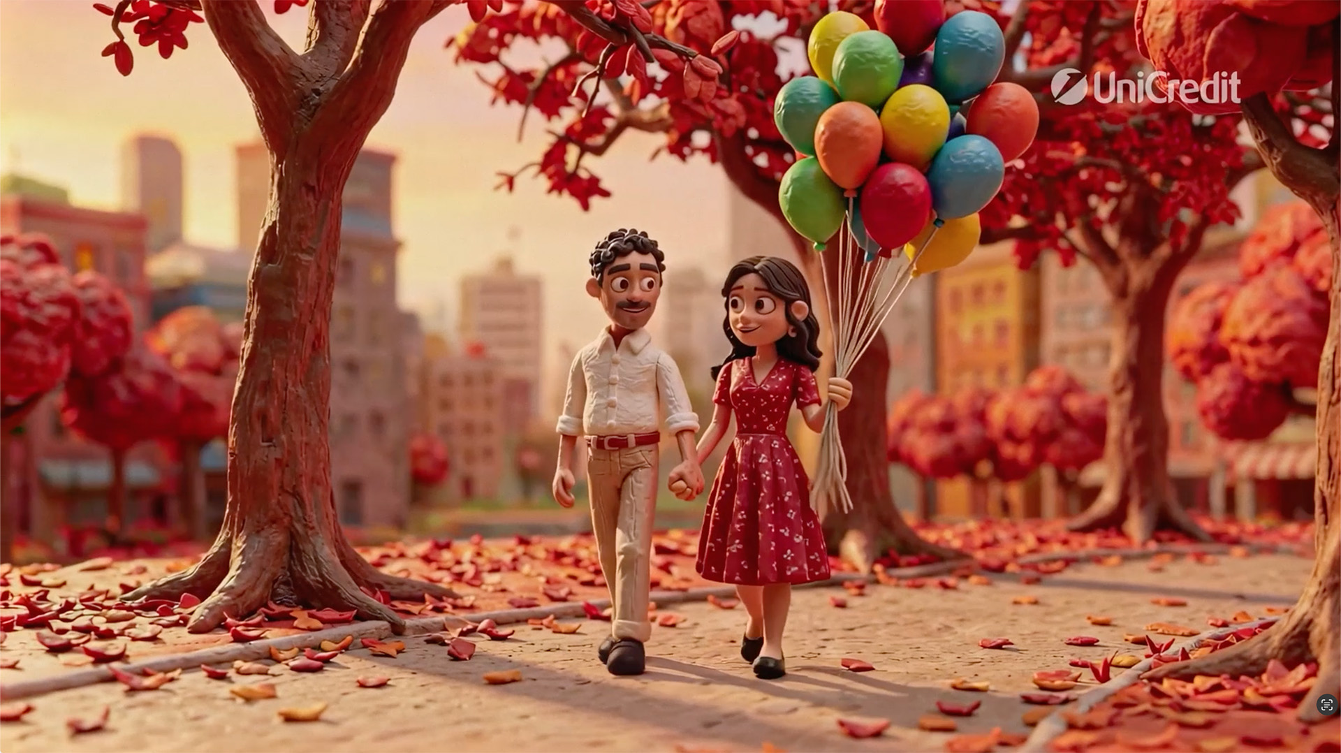 Stopklatka ze spotu reklamowego banku UniCredit, gdzie para spaceruje w parku.