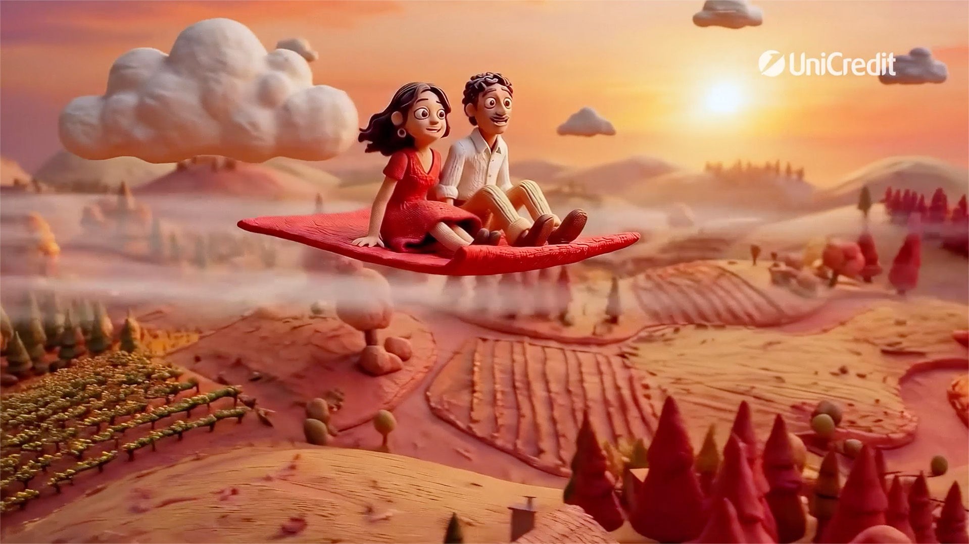 Stopklatka ze spotu reklamowego banku UniCredit, gdzie para leci na dywanie.