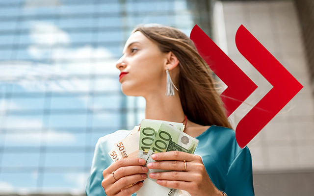 Zamyślona kobieta trzymająca banknoty euro, które chce wpłacić na konto oszczędnościowe.