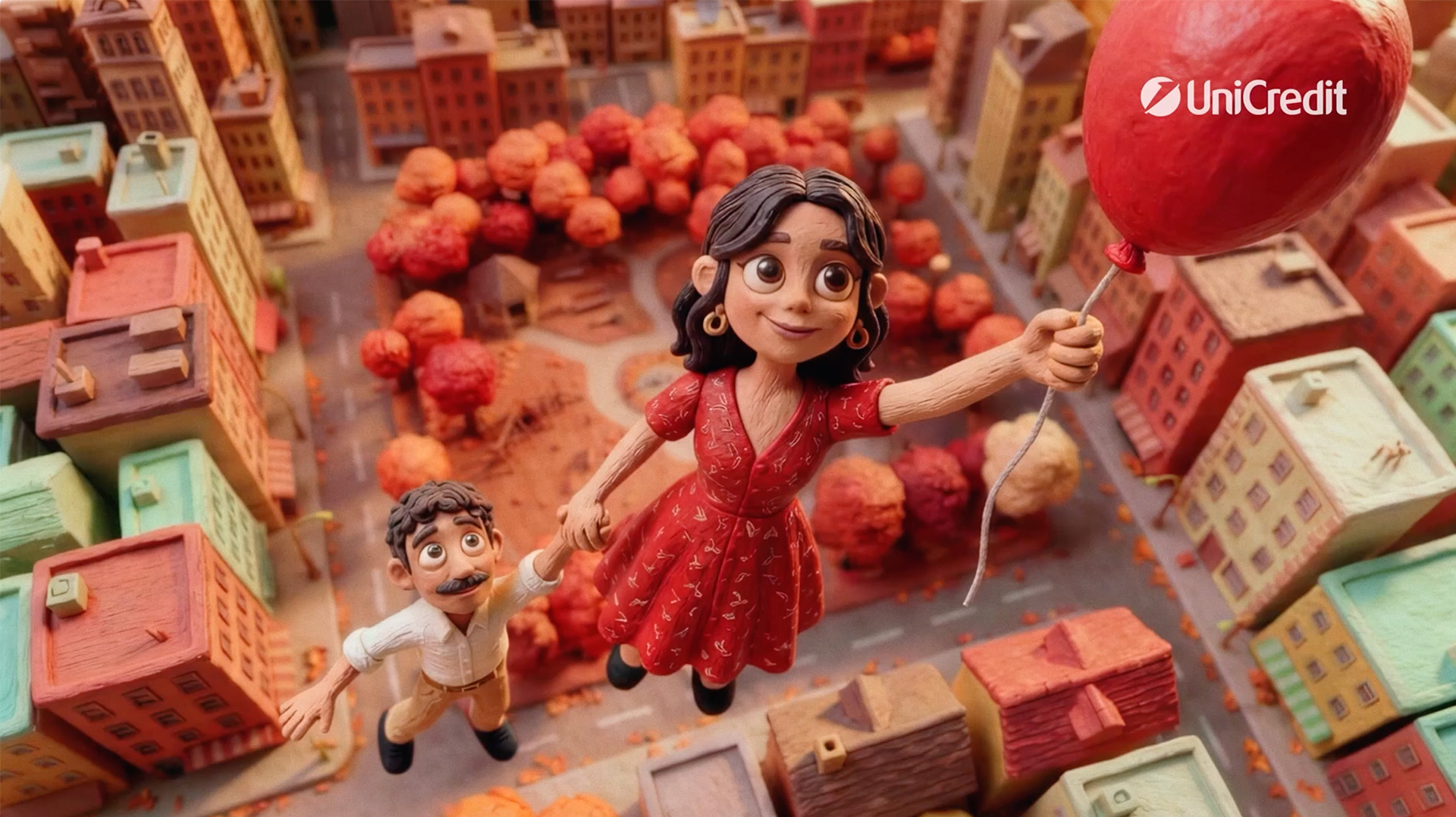 Stopklatka ze spotu reklamowego banku UniCredit, gdzie para leci w górę.