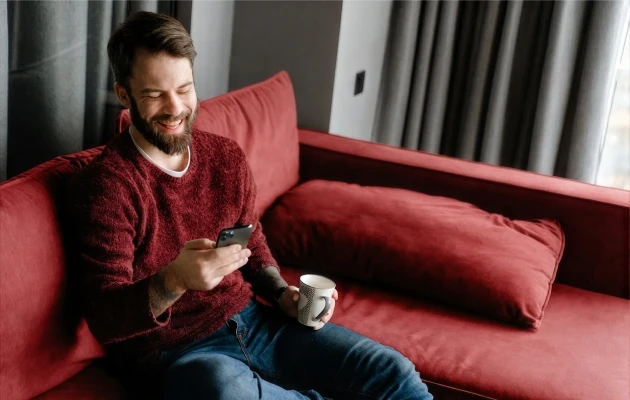 Mężczyzna dokonująca przelewu blik na telefon.
