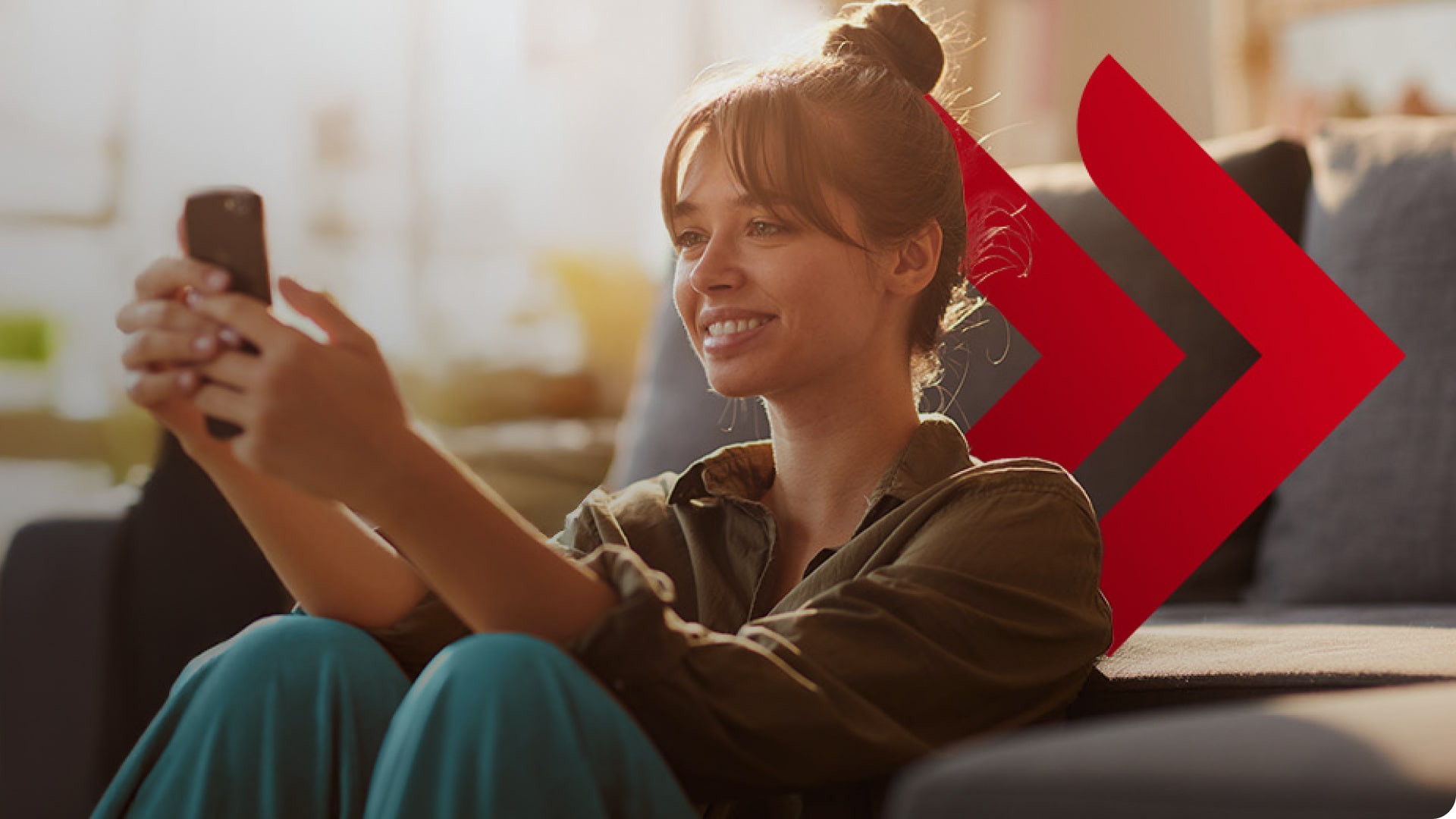 Młoda kobieta używająca smartfona do inwestowania z robodoradcą.