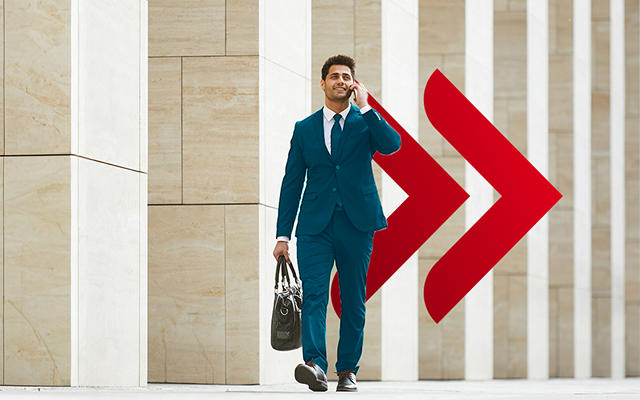 Mężczyzna rozmawiający przez telefon o kredycie dla firm.