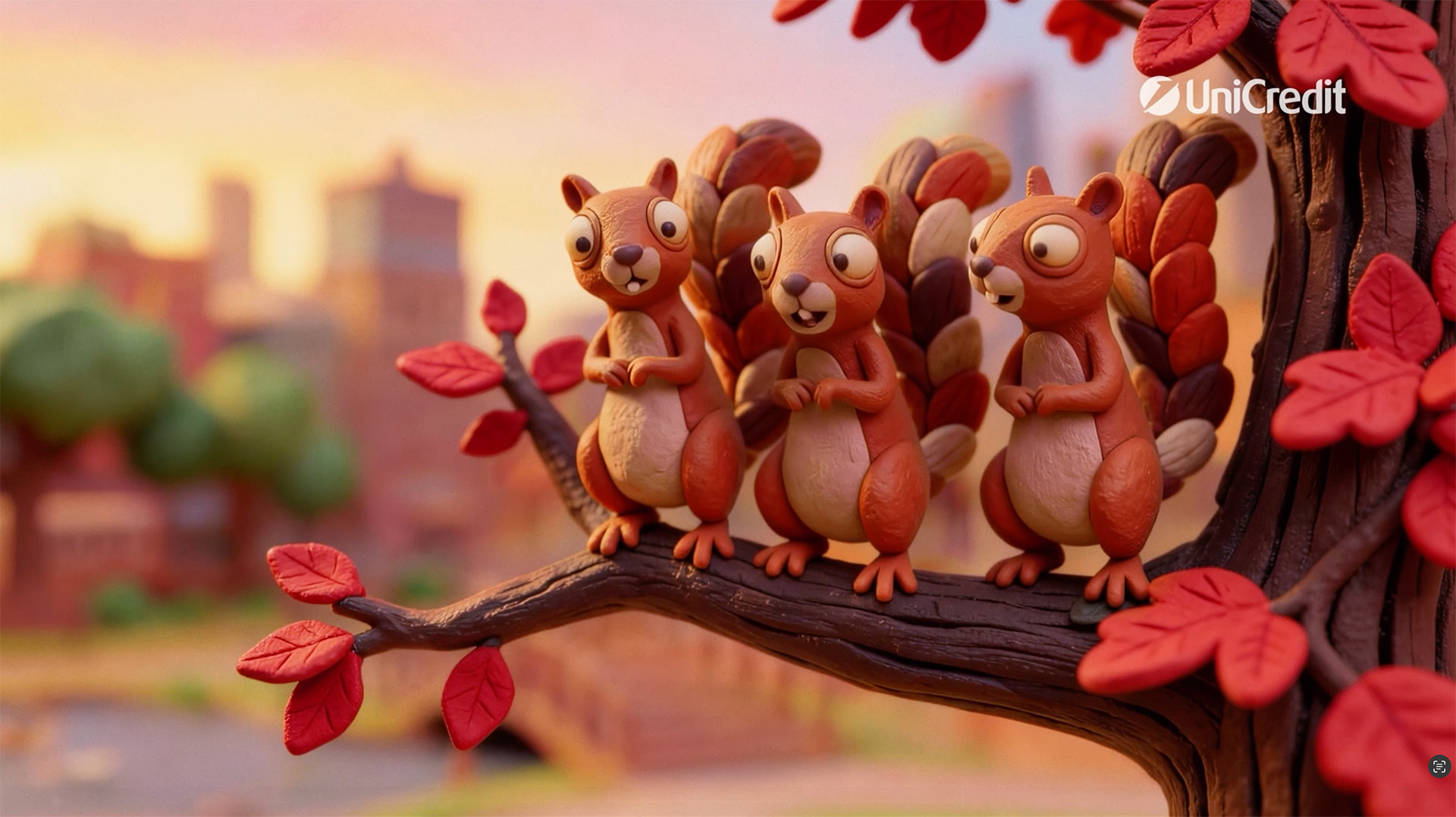 Stopklatka ze spotu reklamowego banku UniCredit, z trzema wiewiórkami.