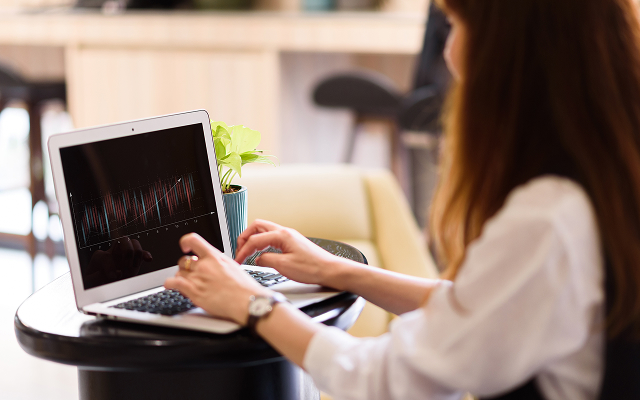 Kobieta szukająca informacji o inwestowaniu na giełdzie. 