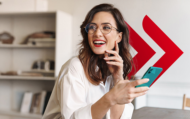 Uśmiechnięta, młoda kobieta aktywująca kartę firmową w aplikacji na swoim smartfonie.