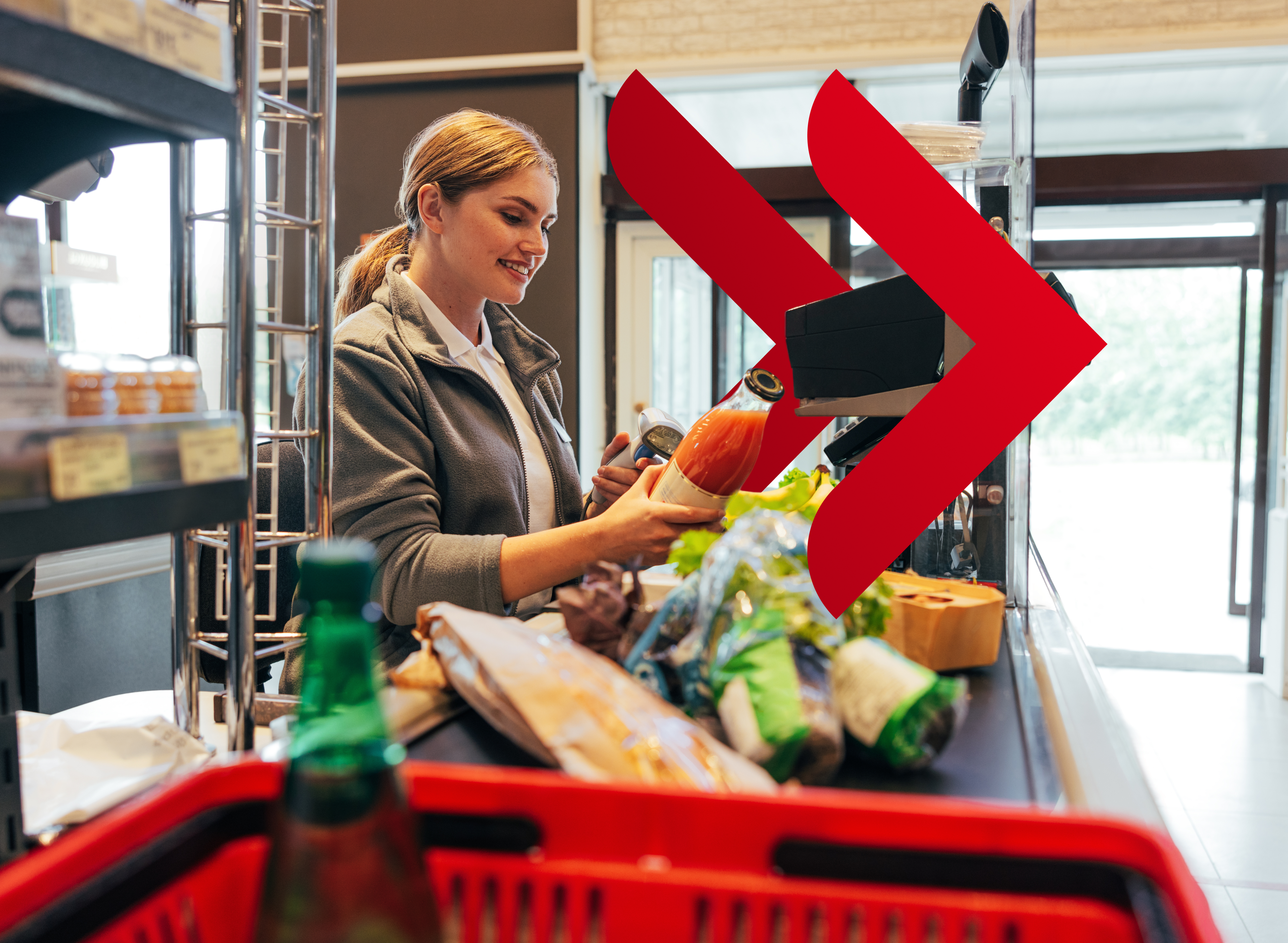 Uśmiechnięta młoda dziewczyna płaci w kasie za zakupy