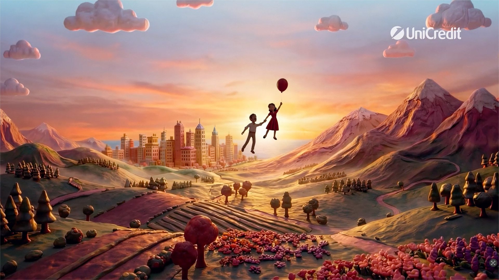 Stopklatka ze spotu reklamowego banku UniCredit, gdzie para leci trzymając balonik.